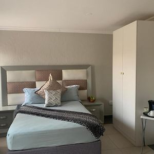 Comfort Queen Room